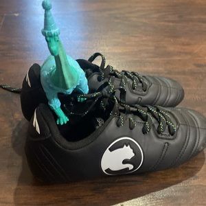 Boys size 2 EUC Puma soccer cleats